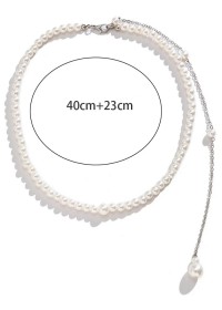 Joli collier ras de cou blanc en perles imitation nacre vendu à la boutique Sophie Libertine Vannes sexshop