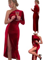 Robe chic asymétrique rouge en velours pour les fêtes de fin d'année ou la Saint Valentin